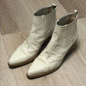Sam Edelman Western Aligator Skin White Ankle Boots in Size 6.5
